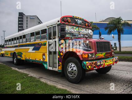 Süffisant, eingebildet, eitel, SNOOSTY. BUS RED DEVIL DIABLO ROJO BEMALTE BUS PANAMA CITY REPUBLIK PANAMA Stockfoto