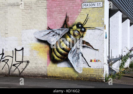 Mason Street mit symbolischen Arbeitsbiene Street Art im nördlichen Viertel von Manchester Stockfoto