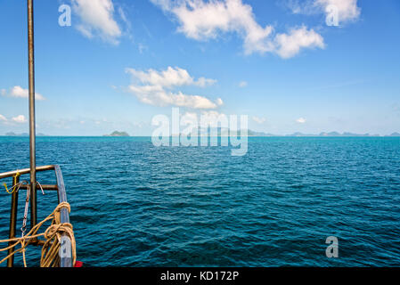 Bug des Bootes auf das wunderschöne Meer unter strahlend blauem Himmel im Sommer, mit Blick auf den Horizont, in die Sie reisen, Mu Ko Ang Thong National Marine Park, Stockfoto