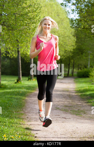 Porträt Einer Glücklichen Jungen Frau Beim Joggen Im Park Stockfoto