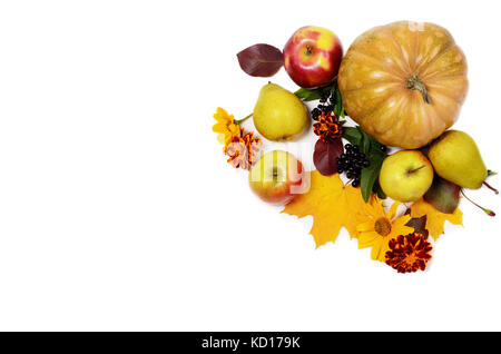 Herbst Zusammensetzung von Obst und Gemüse, Kürbis, Äpfel, Birnen auf einem weißen Hintergrund. Flach top Foto anzeigen. Stockfoto