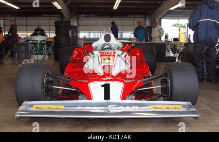 Ferrari F1-Wagen in der Garage im Vintage Rennen in Watkins Glen, New York Race track früher Getrieben von Nikki Lauda. Stockfoto