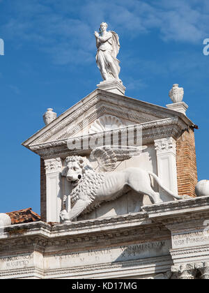 Den Löwen des Hl. Markus über der Porta Magna der Venezianischen Arsenals, Venedig, Italien Stockfoto