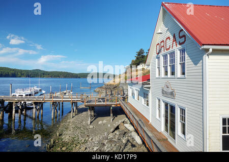 Russells' Landing am Ufer am Fährterminal auf Orcas Island, Orcas Village, Washington, USA Stockfoto