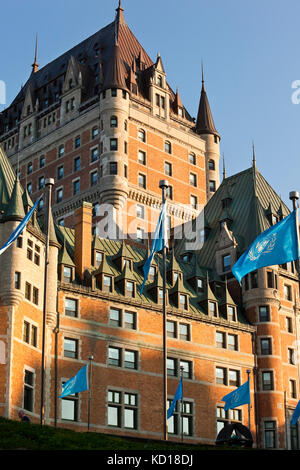 Die westliche Fassade des Chateau Frontenac in der Oberen Stadt (Haute Ville) der Altstadt von Quebec City. In der foregrown sind Fahnen der UNESCO (UN-Organisation für Erziehung, Wissenschaft und Kultur), Quebec City, Quebec, Kanada Stockfoto