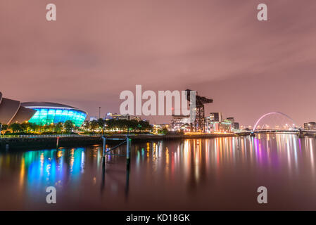 Glasgow, Schottland - 15. August 2017 - Nachtansicht der modernen Konzertsaal von Glasgow und die bekanntesten Gebäude wie Armadillo Stockfoto