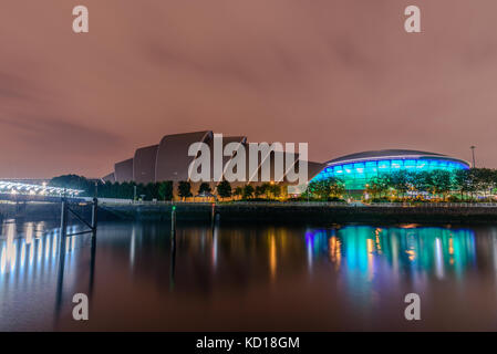 Glasgow, Schottland - 15. August 2017 - Nachtansicht der modernen Konzertsaal von Glasgow und die bekanntesten Gebäude wie Armadillo Stockfoto