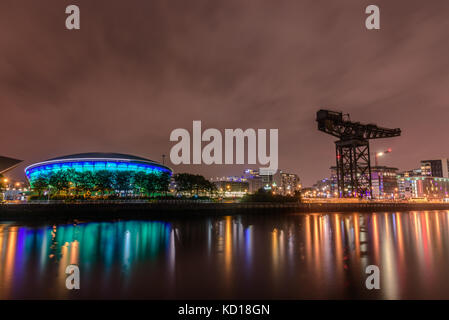 Glasgow, Schottland - 15. August 2017 - Nachtansicht der modernen Konzertsaal von Glasgow und die bekanntesten Gebäude wie Armadillo Stockfoto