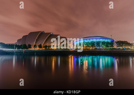 Glasgow, Schottland - 15. August 2017 - Nachtansicht der modernen Konzertsaal von Glasgow und die bekanntesten Gebäude wie Armadillo Stockfoto