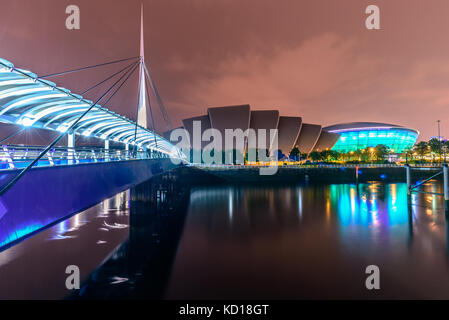 Glasgow, Schottland - 15. August 2017 - Nachtansicht der modernen Konzertsaal von Glasgow und die bekanntesten Gebäude wie Armadillo Stockfoto