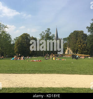 Menschen entspannen in den Vondelpark, Amsterdam, Niederlande Stockfoto