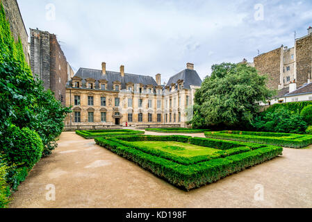 Schöner Garten im Hôtel de Sully. Das Hôtel de Sully ist ein privates Anwesen im Stil von Louis XIII innerhalb des Pariser Viertels Marais. Stockfoto