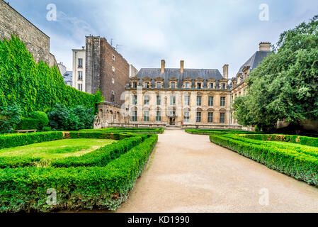 Schöner Garten im Hôtel de Sully. Das Hôtel de Sully ist ein privates Anwesen im Stil von Louis XIII innerhalb des Pariser Viertels Marais. Stockfoto