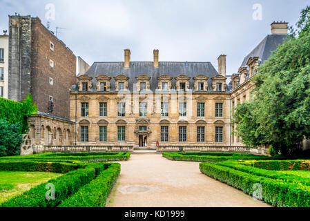 Schöner Garten im Hôtel de Sully. Das Hôtel de Sully ist ein privates Anwesen im Stil von Louis XIII innerhalb des Pariser Viertels Marais. Stockfoto