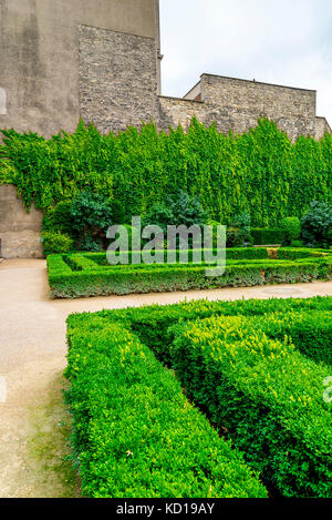 Schöner Garten im Hôtel de Sully. Das Hôtel de Sully ist ein privates Anwesen im Stil von Louis XIII innerhalb des Pariser Viertels Marais. Stockfoto