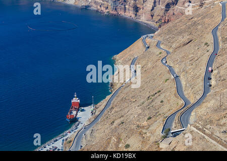 Straße mit vielen Kurven auf der gebirgigen Piste von Santorini. Griechenland Stockfoto