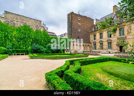 Schöner Garten im Hôtel de Sully. Das Hôtel de Sully ist ein privates Anwesen im Stil von Louis XIII innerhalb des Pariser Viertels Marais. Stockfoto