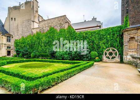 Schöner Garten im Hôtel de Sully. Das Hôtel de Sully ist ein privates Anwesen im Stil von Louis XIII innerhalb des Pariser Viertels Marais. Stockfoto