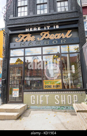 Die Pearl Harbor Tatto parlor in Kensington Market in der Innenstadt von Toronto Ontario Kanada Stockfoto