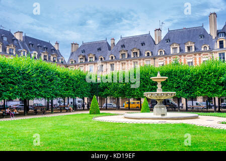 Der Place des Voges, ursprünglich Place Royale, ist der älteste geplante Platz in Paris, Frankreich. Im Marais-Viertel gelegen, ist es bei Einheimischen beliebt. Stockfoto