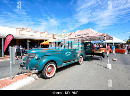 Vintage Chevrolet auto Werbung für junee Lakritz und Schokolade im Lockhart Markt, New South Wales, NSW, Australien Stockfoto