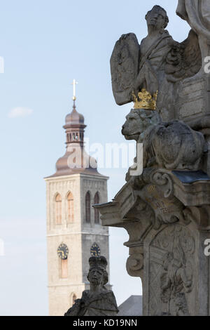 Kutna Hora, Tschechische Republik - 18. August 2017: Statuen auf der barborska mit dem Glockenturm der Kirche von Saint James im Hintergrund befindet Stockfoto