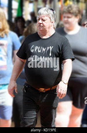 Porträt eines Mannes, der ein schwarzes T-Shirt mit der Aufschrift Grumpy Old Man Stockfoto