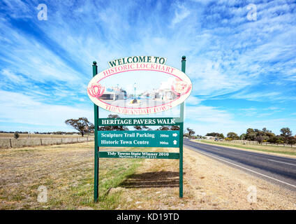 Willkommen im Historischen Lockhart unterzeichnen, der Veranda, Stadt, New South Wales, NSW, Australien Stockfoto