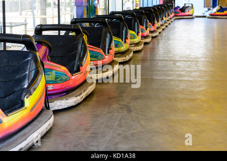 Bunte dodgem Autos aufgereiht auf der Seite der Strecke warten auf Kinder in einen Vergnügungspark. Stockfoto