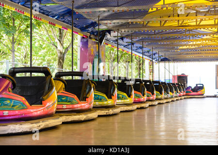 Bunte dodgem Autos aufgereiht auf der Seite der Strecke warten auf Kinder in einen Vergnügungspark. Stockfoto