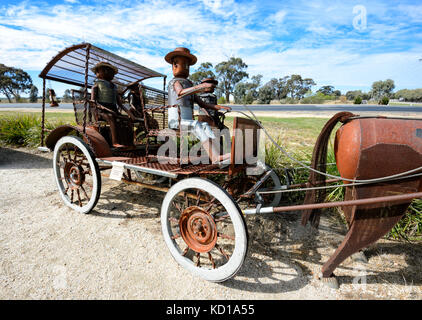 Eine von Pferden gezogene Wagen ist eine Skulptur aus Schrott für den Geist des Landes Festival, Lockhart, New South Wales, NSW, Australien Stockfoto