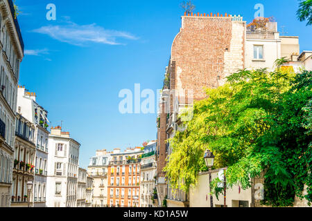 Montmartre ist voller Charme! Auf dem Gipfel eines kleinen Hügels im 18. Bezirk liegen einige steile Treppen und Straßen. Stockfoto