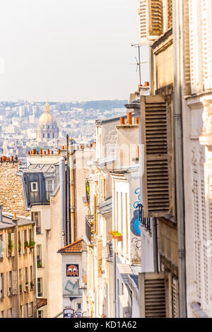 Montmartre ist voller Charme! Auf dem Gipfel eines kleinen Hügels im 18. Bezirk liegen einige steile Treppen und Straßen. Stockfoto