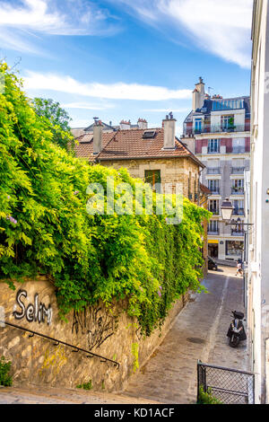 Montmartre ist voller Charme! Auf dem Gipfel eines kleinen Hügels im 18. Bezirk liegen einige steile Treppen und Straßen. Stockfoto