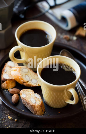 Zwei Tassen schwarzen Kaffee mit italienischen Mandel cantuccini Gebäck Stockfoto