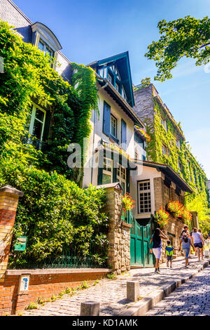 Montmartre ist voller Charme! Auf dem Gipfel eines kleinen Hügels im 18. Bezirk liegen einige steile Treppen und Straßen. Stockfoto