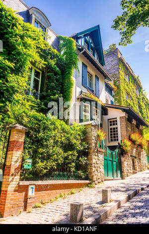 Montmartre ist voller Charme! Auf dem Gipfel eines kleinen Hügels im 18. Bezirk liegen einige steile Treppen und Straßen. Stockfoto