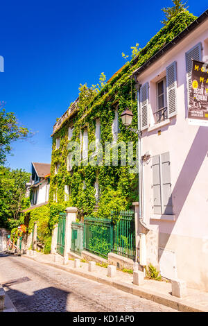 Montmartre ist voller Charme! Auf dem Gipfel eines kleinen Hügels im 18. Bezirk liegen einige steile Treppen und Straßen. Stockfoto