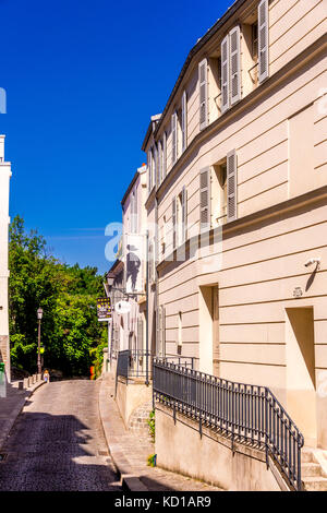 Montmartre ist voller Charme! Auf dem Gipfel eines kleinen Hügels im 18. Bezirk liegen einige steile Treppen und Straßen. Stockfoto