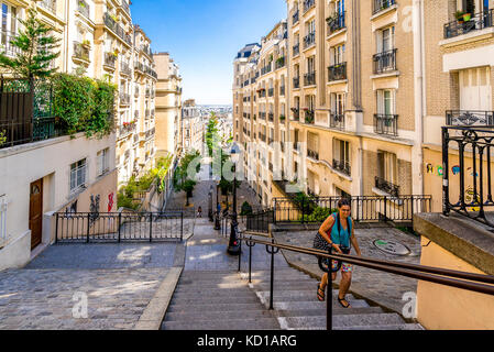 Montmartre ist voller Charme! Auf dem Gipfel eines kleinen Hügels im 18. Bezirk liegen einige steile Treppen und Straßen. Stockfoto