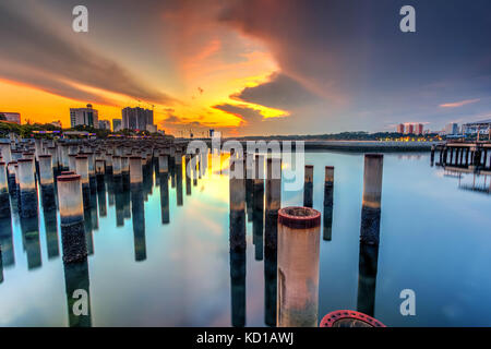 Wahre Tilt Shift Ansicht der abgebrochenen Concrit Pole von Fechten im Meer, Waterfront City, Johor Bahru, Malaysia Stockfoto