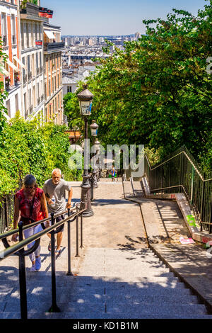 Montmartre ist voller Charme! Auf dem Gipfel eines kleinen Hügels im 18. Bezirk liegen einige steile Treppen und Straßen. Stockfoto