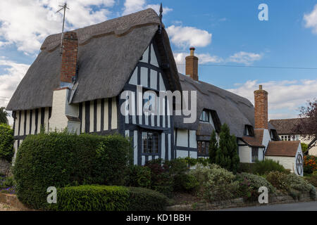 Schwarze und weiße Holz gerahmt Cottage mit Strohdach Stockfoto
