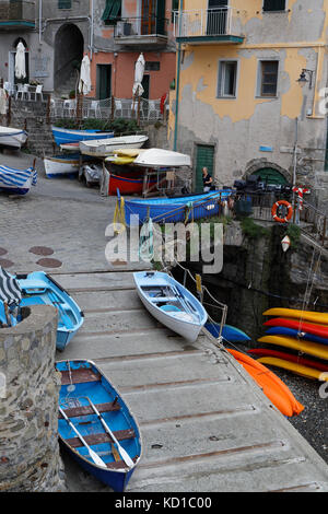 MANAROLA, Italien, 4. Juni 2017: Boote in der Marina von einem Dorf der Cinque Terre Nationalpark an der italienischen Riviera. Die Cinque Terre ist ein Stockfoto