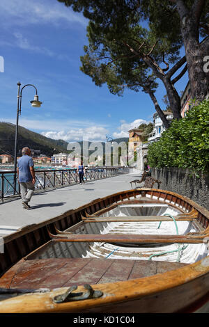 LEVANTO, Italien, 4. Juni 2017: Der Strand von Levanto. Levanto, in der italienischen Region Ligurien, liegt an der Küste am Ende eines Tales, dicht bewaldeten Stockfoto