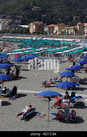 LEVANTO, Italien, 2. Juni 2017: Der Strand von Levanto. Levanto, in der italienischen Region Ligurien, liegt an der Küste am Ende eines Tales, dicht bewaldeten Stockfoto