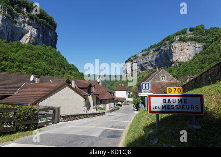 Das Dorf Baume-les-Messieurs liegt innerhalb der größten der Steephead Täler des Jura Böschung, die "Reculee de Baume", Kalkstein c Stockfoto