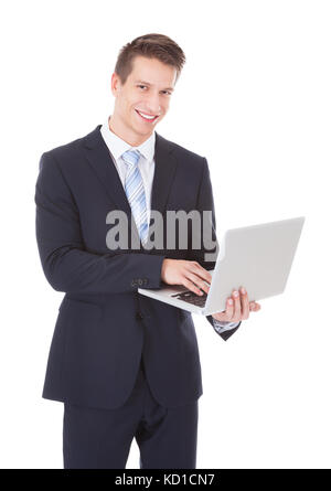 Junge Unternehmer holding Laptop auf weißem Hintergrund Stockfoto