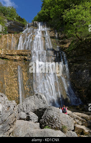 Der Strom des Flusses Herisson mündet in das untere Tal, indem er auf 3 Kilometern etwa 300 Meter springt und den Wasserfall Cascades du Herisson bildet Stockfoto