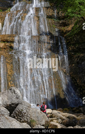 Der Strom des Flusses Herisson mündet in das untere Tal, indem er auf 3 Kilometern etwa 300 Meter springt und den Wasserfall Cascades du Herisson bildet Stockfoto